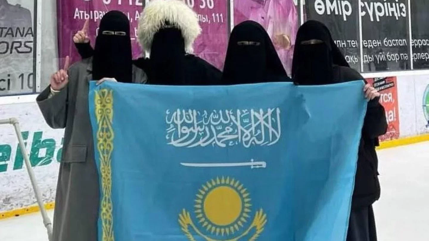 Девушек в никабах оштрафовали за флаг Казахстана с арабскими надписями